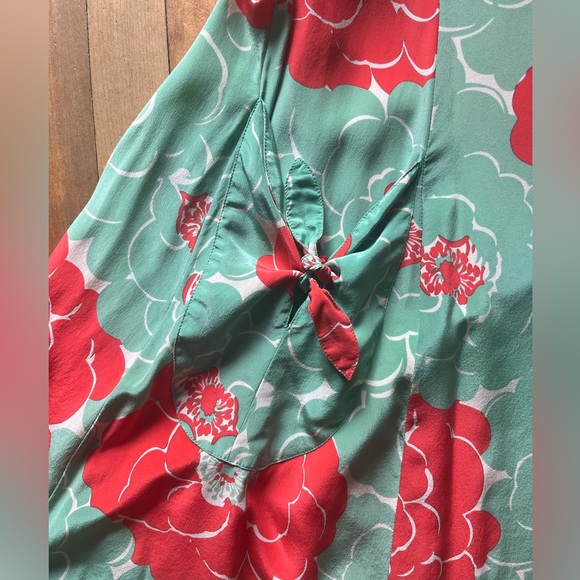 Beautiful Silk Tie Dress - Picture 2 of 7